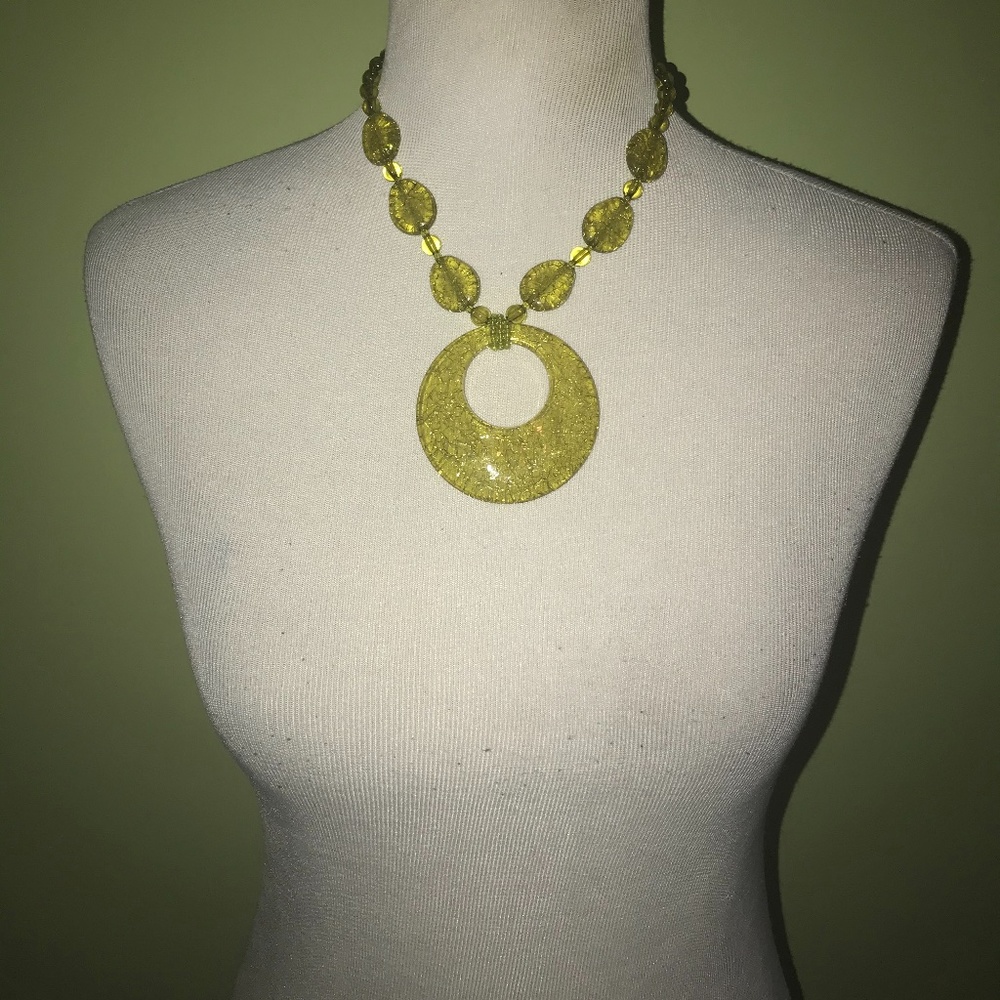 LIGHT GREEN BEADED PENDANT FASHION NECKLACE - Picture 4 of 4